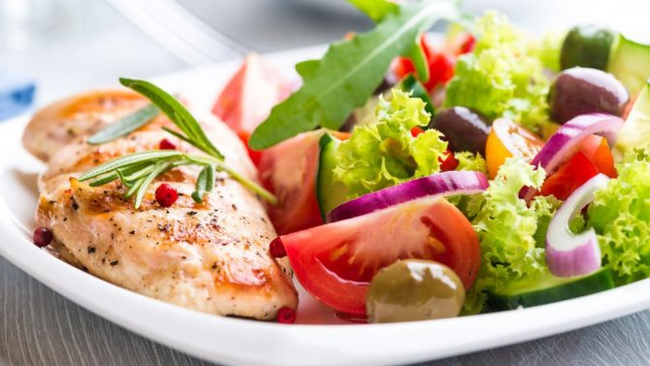 salade de légumes et de poisson sur un régime protéiné