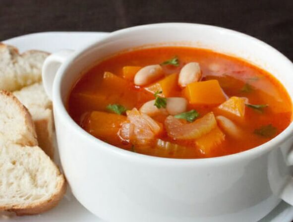 La soupe de céleri est un plat fort dans le régime d'une alimentation saine pour perdre du poids. 