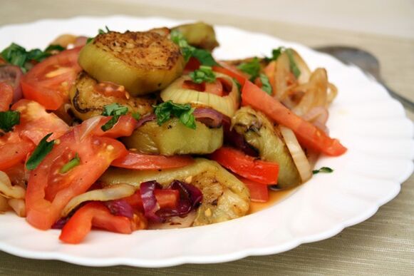 Le régime Maggi comprend une salade de légumes sains et des aubergines bouillies. 
