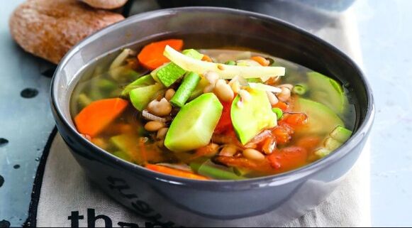 Soupe aux légumes - un premier plat facile dans le menu diététique Maggi